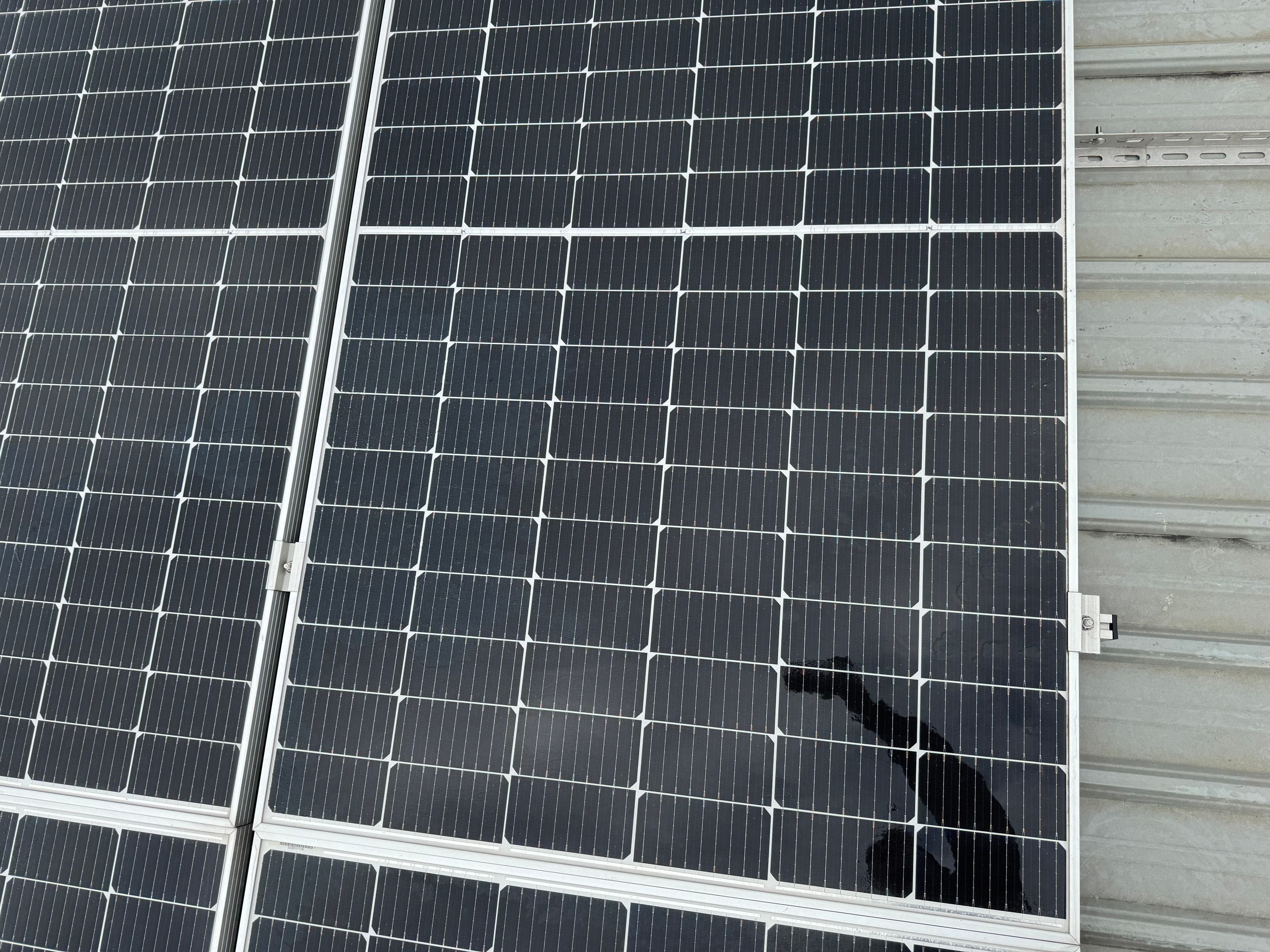 私人太陽能電廠清潔 - 大樓外牆清洗清潔後 - General Drone Service