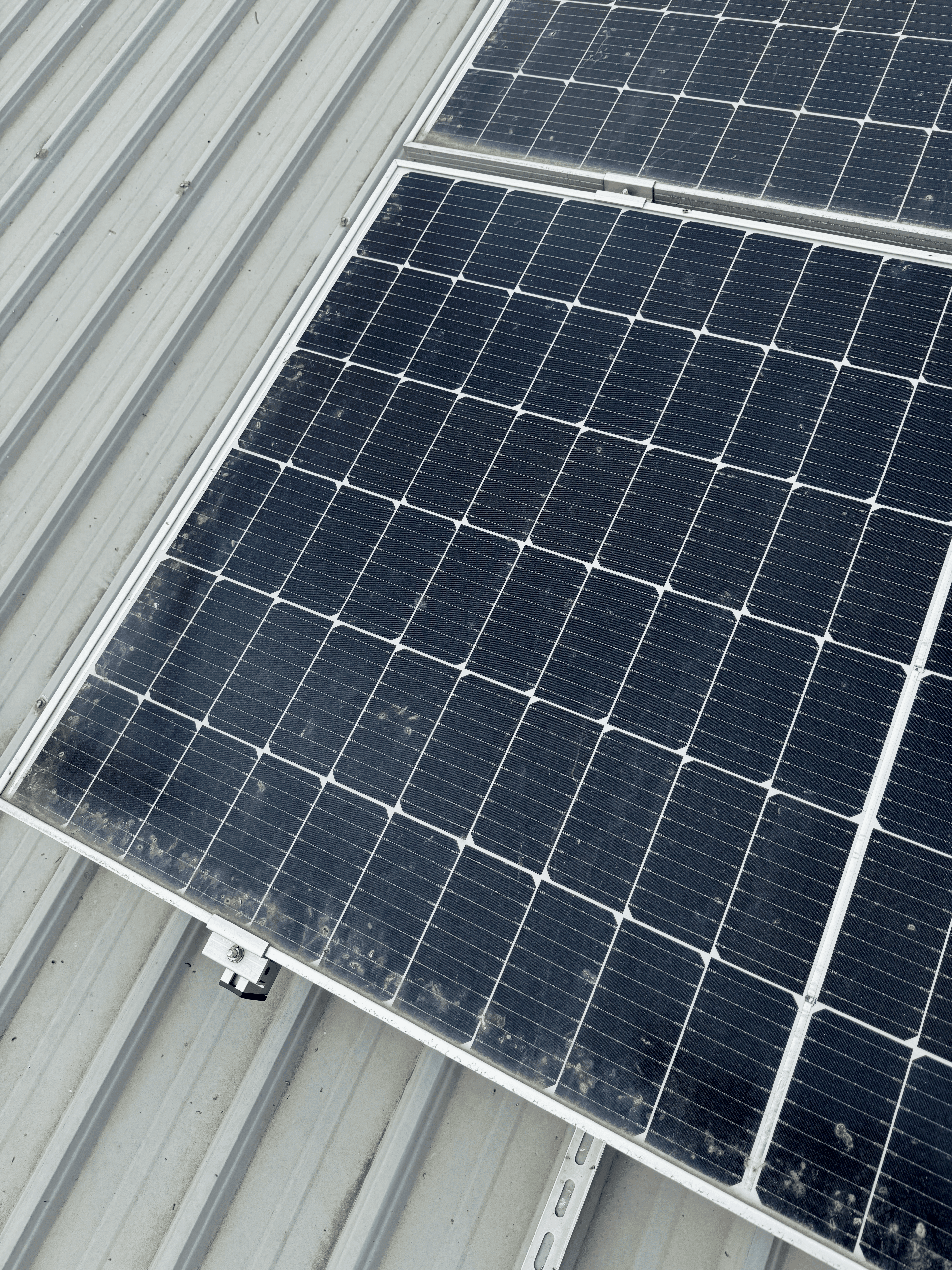 私人太陽能電廠清潔 - 大樓外牆清洗清潔前 - General Drone Service