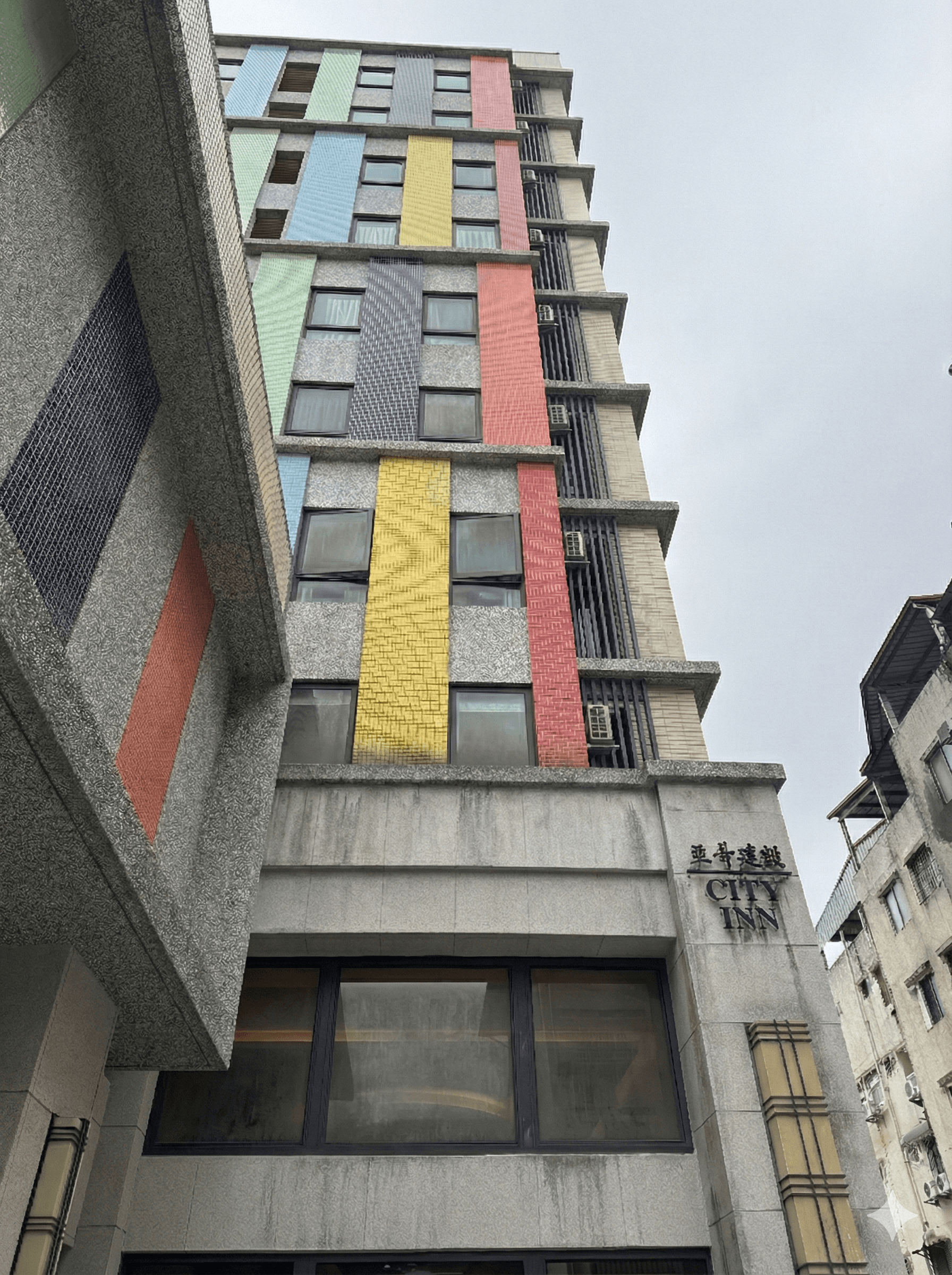 台中亞哥 City Inn 外牆清潔專案 - 大樓外牆清洗清潔前 - General Drone Service