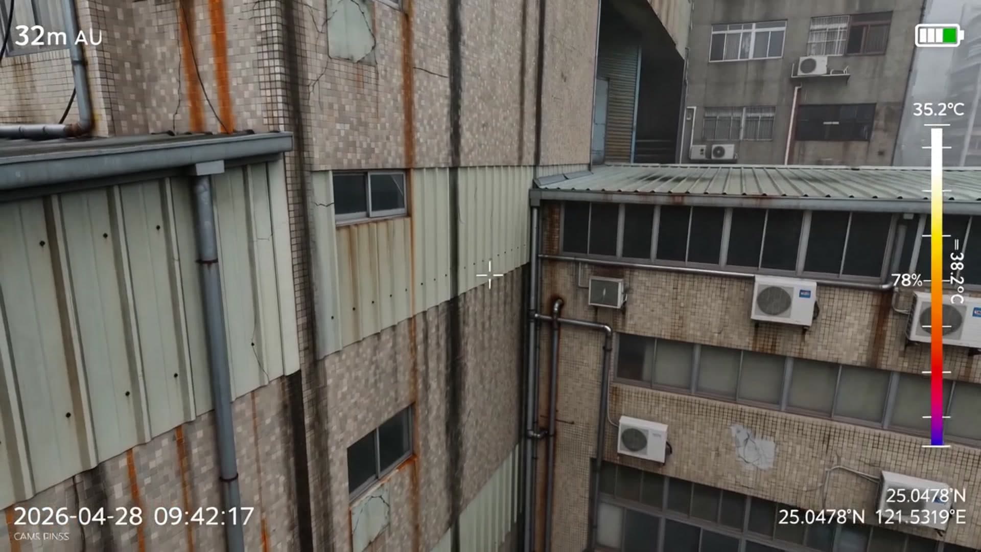 無人機於 32 公尺高度拍攝的建築外牆巡檢畫面